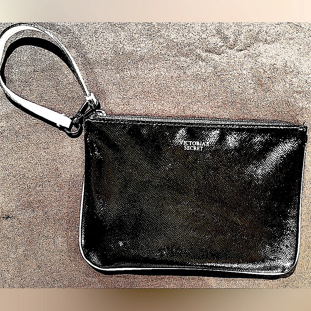Victoria’s Secret Black Wristlet is just the right size w/versatile strap🖤